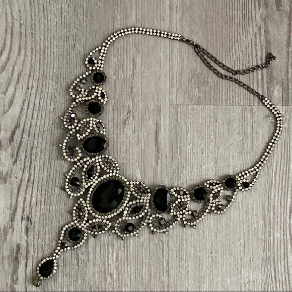 Rhinestone statement bib necklace and earrings set - Picture 4 of 8